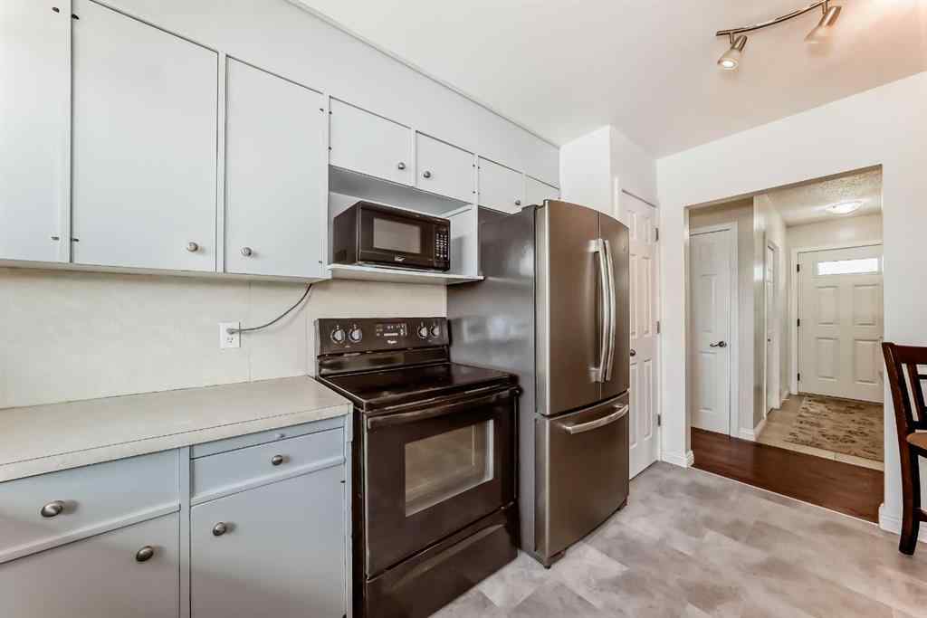 MLS® A2258210 - 727 macleay Road NE in Mayland Heights Calgary, Residential
