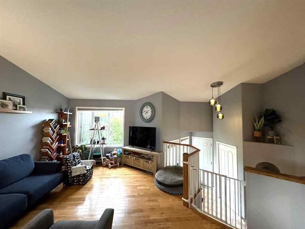 MLS® A2258281 - 806 Cherry Crescent  in NONE Beaverlodge, Residential