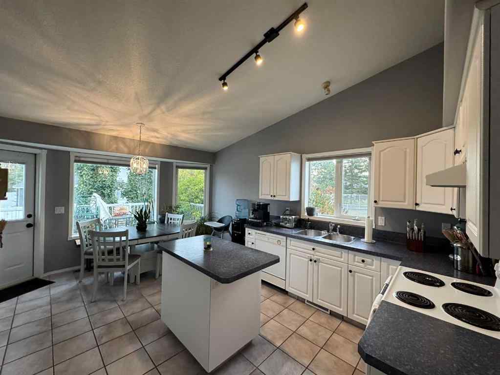 MLS® A2258281 - 806 Cherry Crescent  in NONE Beaverlodge, Residential