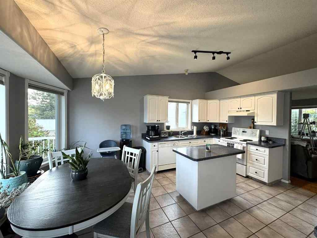 MLS® A2258281 - 806 Cherry Crescent  in NONE Beaverlodge, Residential