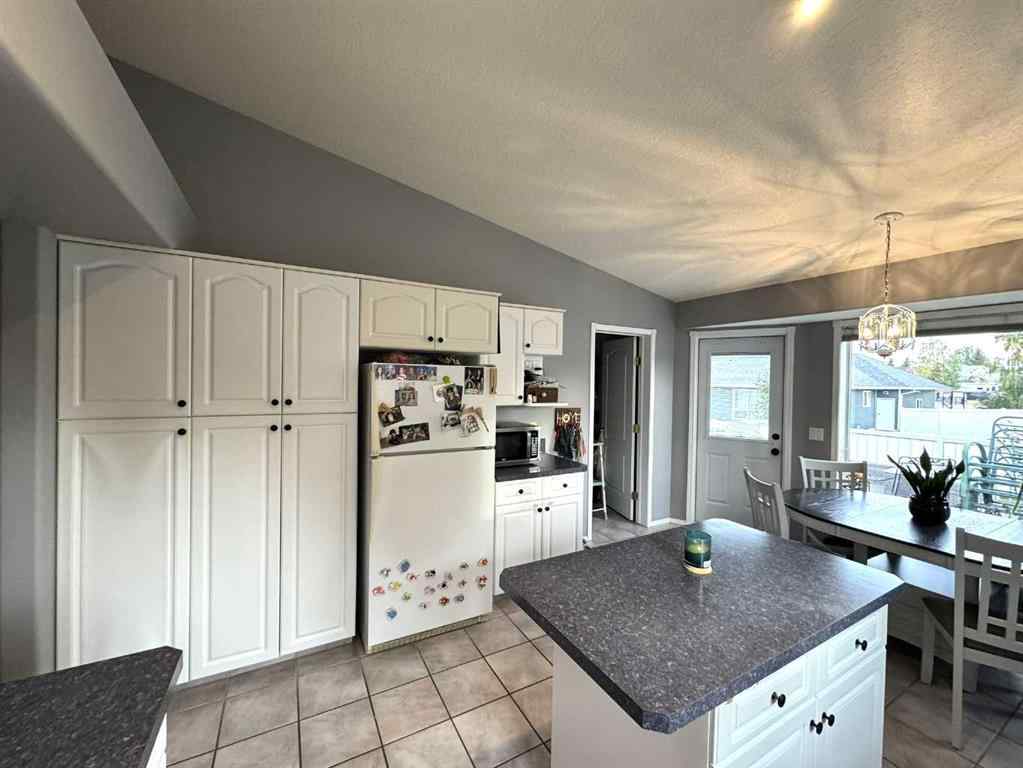 MLS® A2258281 - 806 Cherry Crescent  in NONE Beaverlodge, Residential