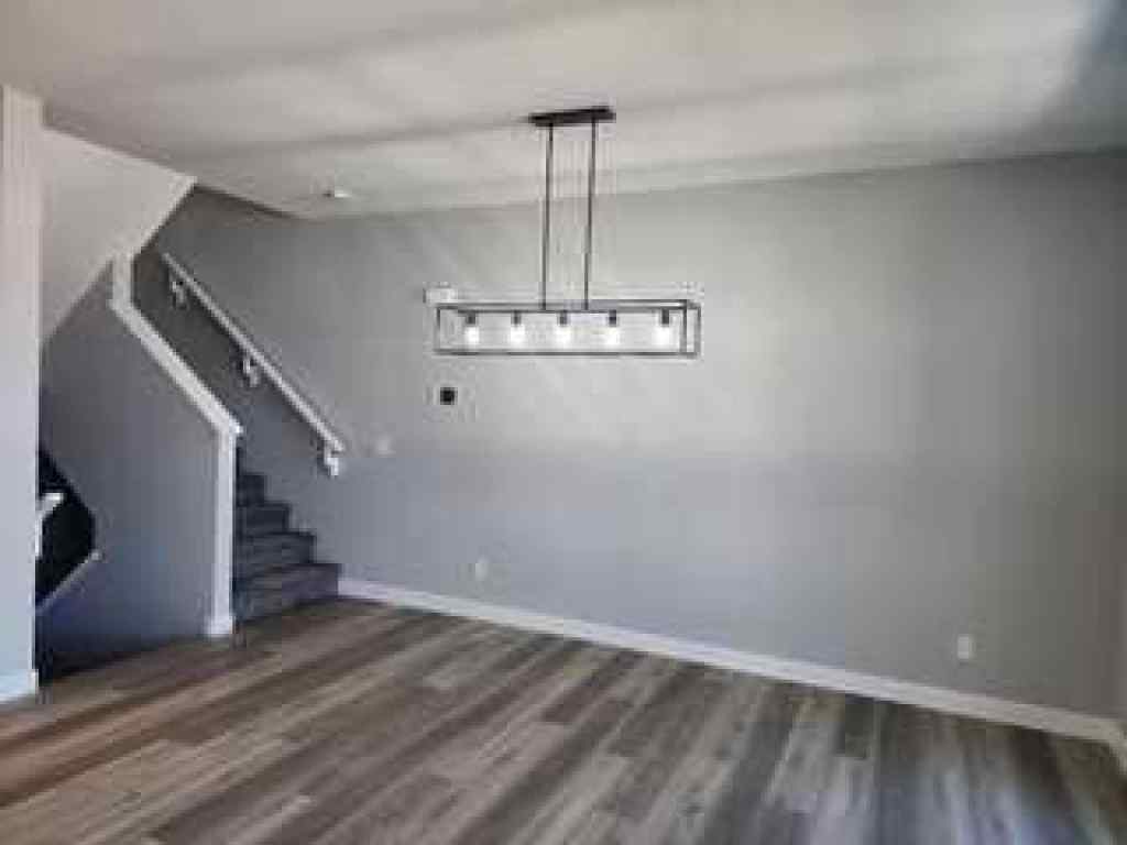 MLS® A2258441 - 142 SOVEREIGN Common SW in Shaganappi Calgary, Rental