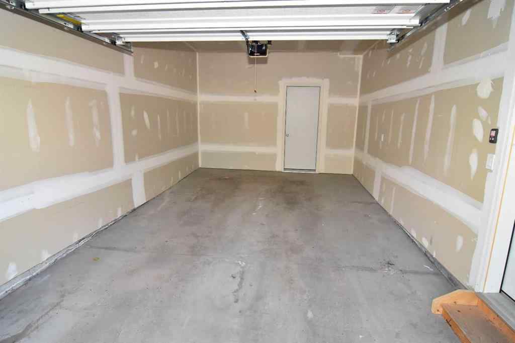 MLS® A2258441 - 142 SOVEREIGN Common SW in Shaganappi Calgary, Rental