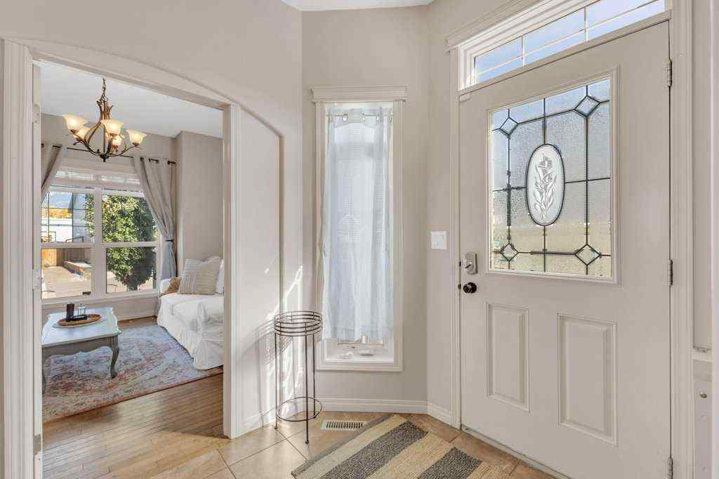 MLS® A2258542 - 5024 47 Street  in Downtown Sylvan Lake, Residential