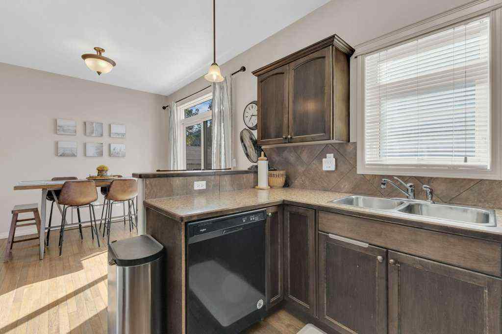 MLS® A2258542 - 5024 47 Street  in Downtown Sylvan Lake, Residential