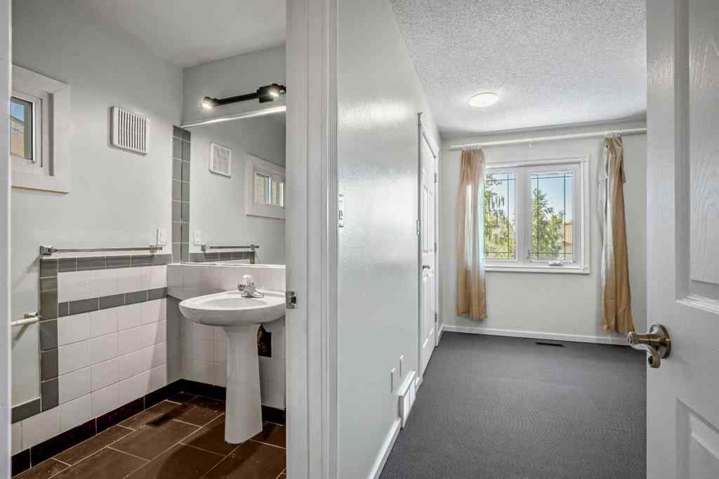 MLS® A2258605 - 29 Woodglen Crescent SW in Woodbine Calgary, Residential