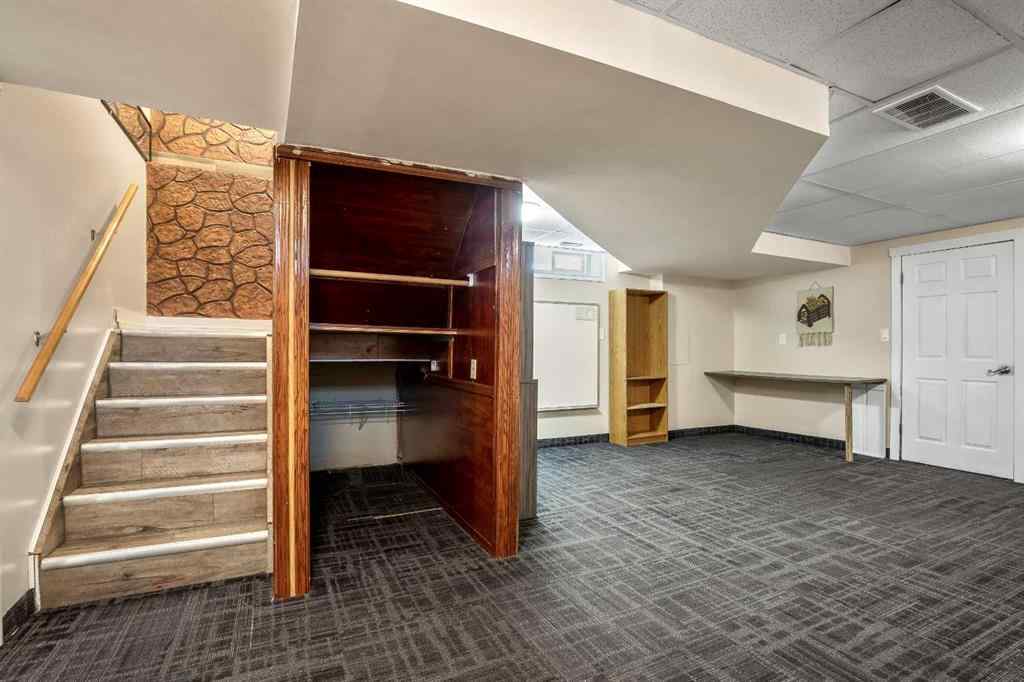 MLS® A2258605 - 29 Woodglen Crescent SW in Woodbine Calgary, Residential