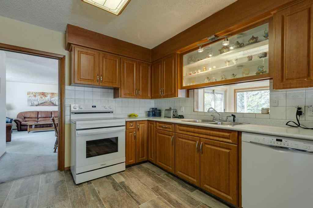 MLS® A2258615 - 4735 Chapel Road NW in Charleswood Calgary, Residential