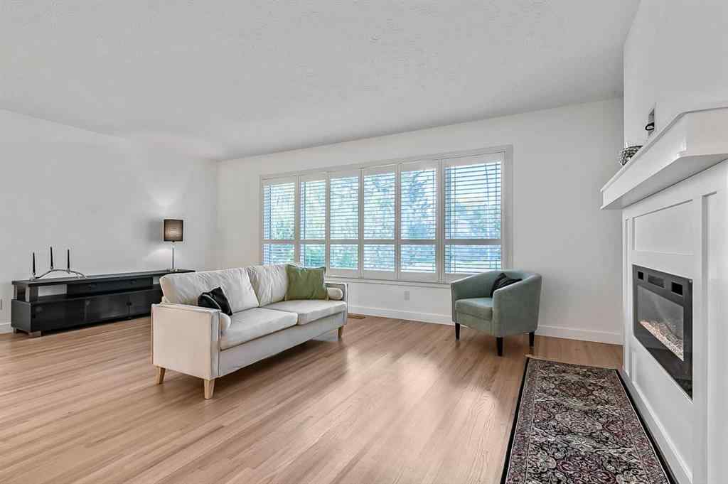 MLS® A2258617 - 8232 10 Street SW in Chinook Park Calgary, Residential