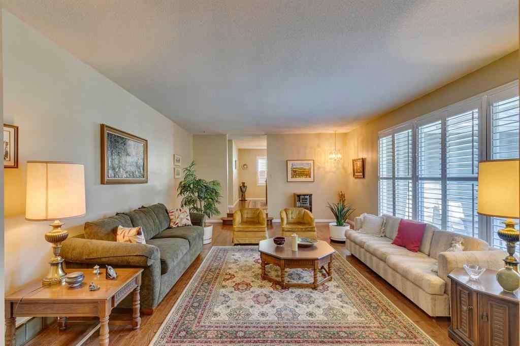 MLS® A2258630 - 32 Vartown Place NW in Varsity Calgary, Residential