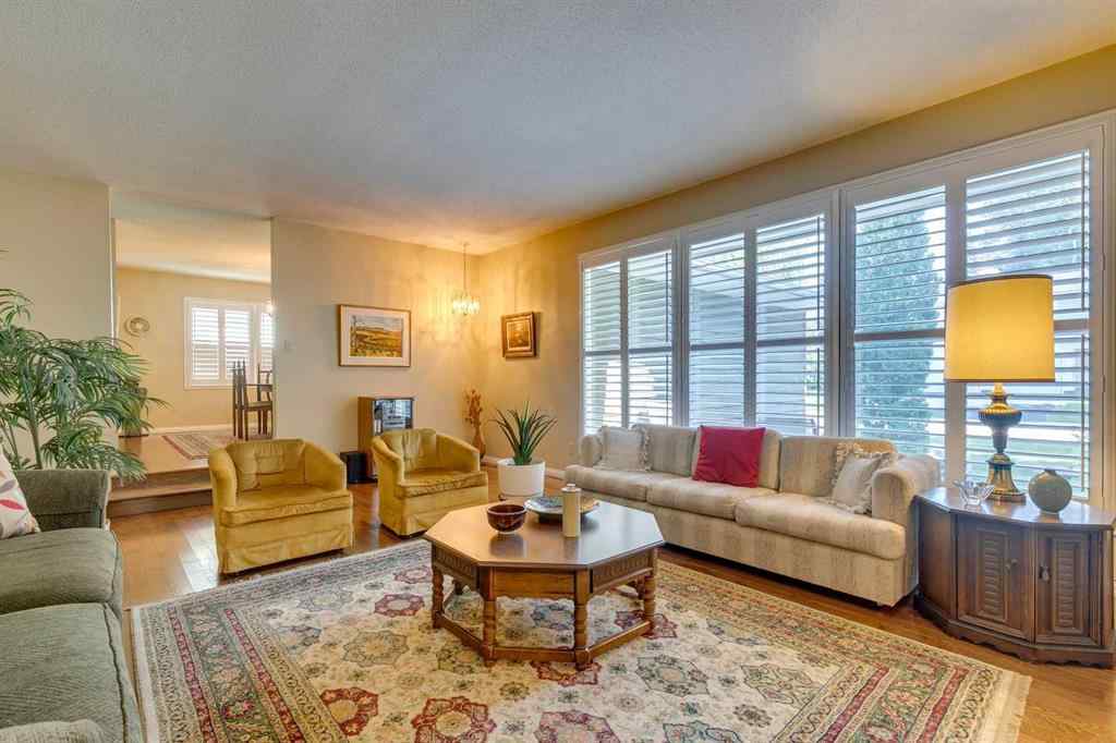 MLS® A2258630 - 32 Vartown Place NW in Varsity Calgary, Residential