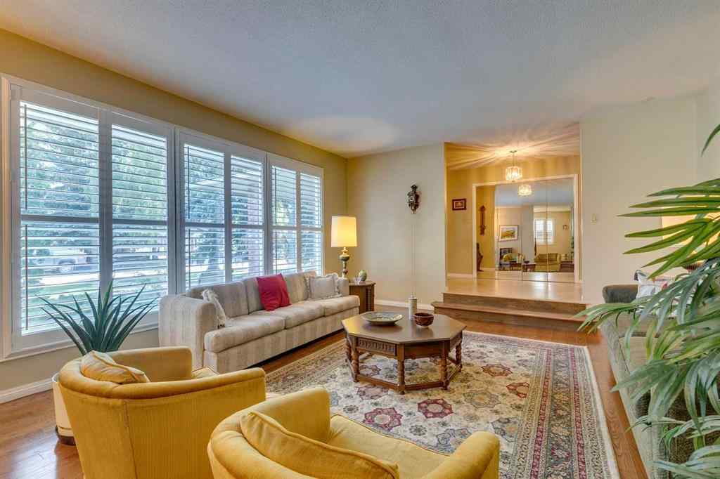 MLS® A2258630 - 32 Vartown Place NW in Varsity Calgary, Residential