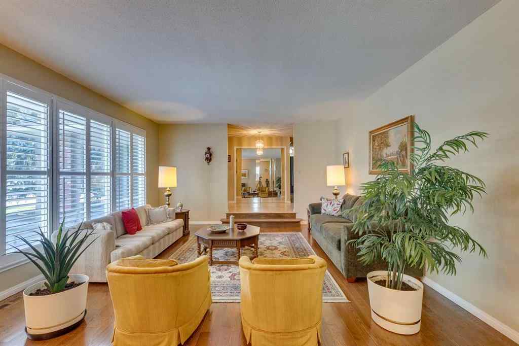 MLS® A2258630 - 32 Vartown Place NW in Varsity Calgary, Residential