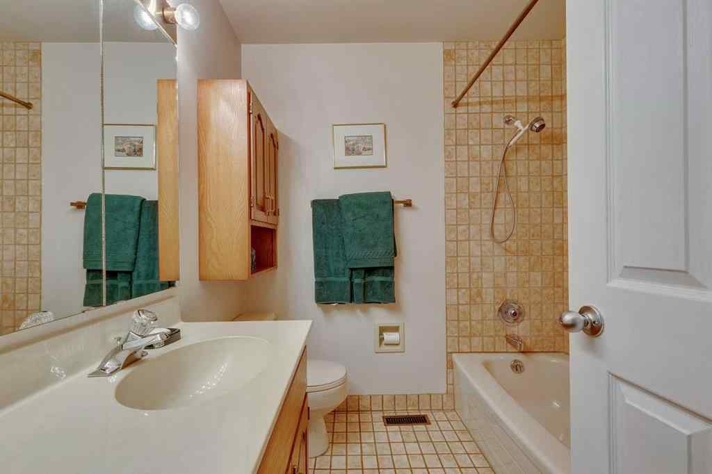 MLS® A2258630 - 32 Vartown Place NW in Varsity Calgary, Residential