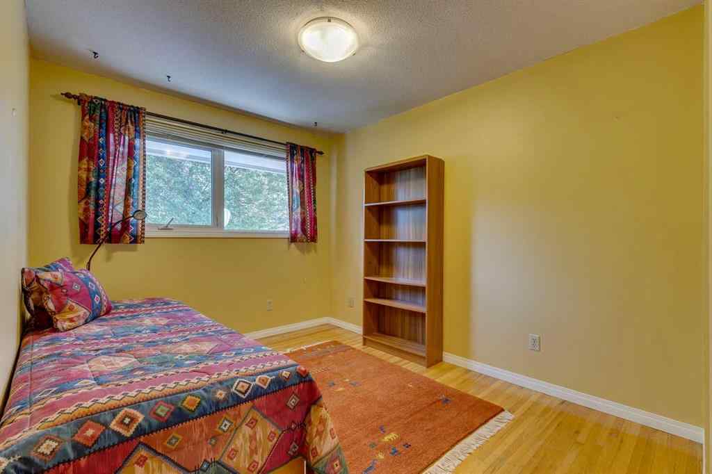 MLS® A2258630 - 32 Vartown Place NW in Varsity Calgary, Residential