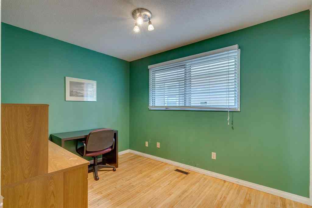 MLS® A2258630 - 32 Vartown Place NW in Varsity Calgary, Residential