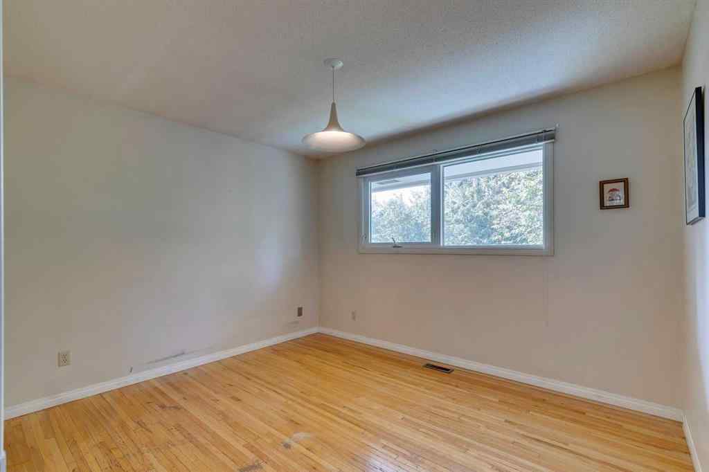MLS® A2258630 - 32 Vartown Place NW in Varsity Calgary, Residential