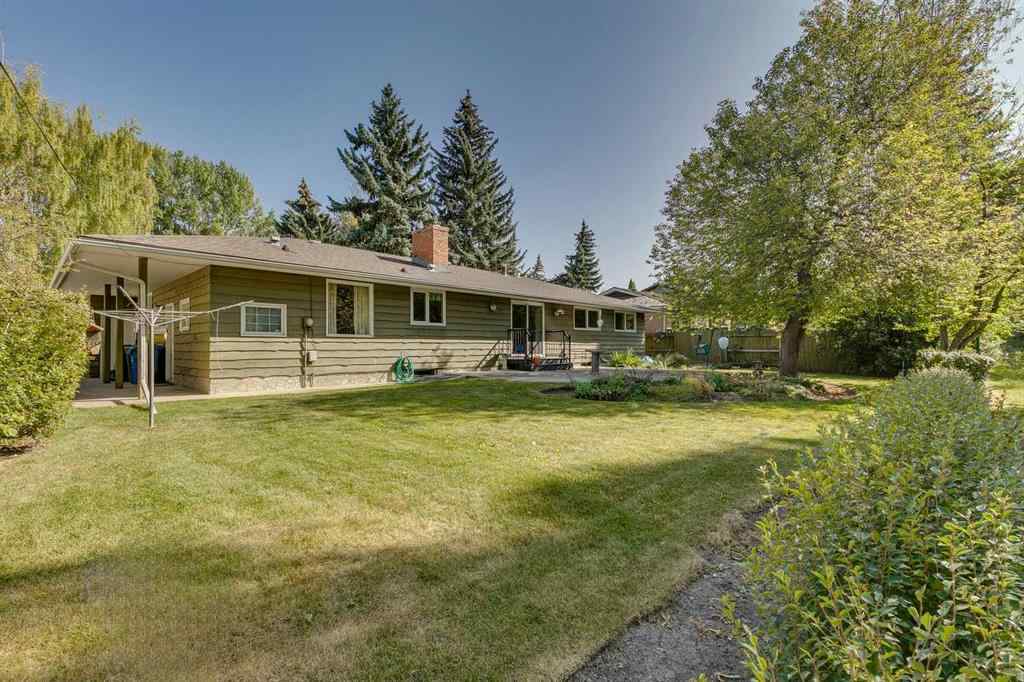 MLS® A2258630 - 32 Vartown Place NW in Varsity Calgary, Residential