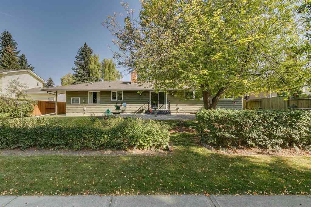 MLS® A2258630 - 32 Vartown Place NW in Varsity Calgary, Residential