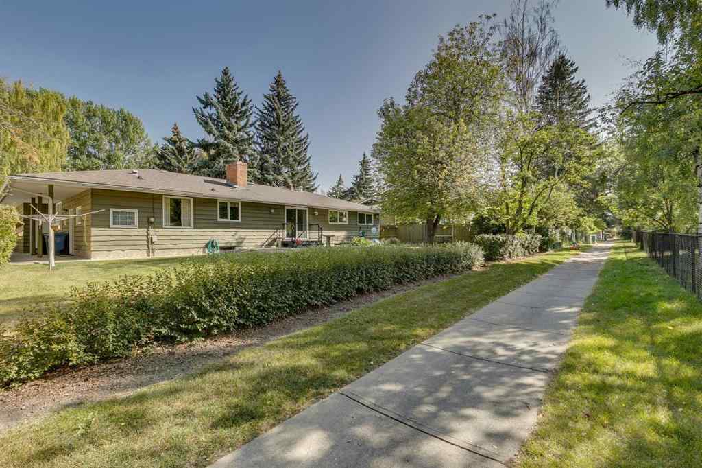 MLS® A2258630 - 32 Vartown Place NW in Varsity Calgary, Residential