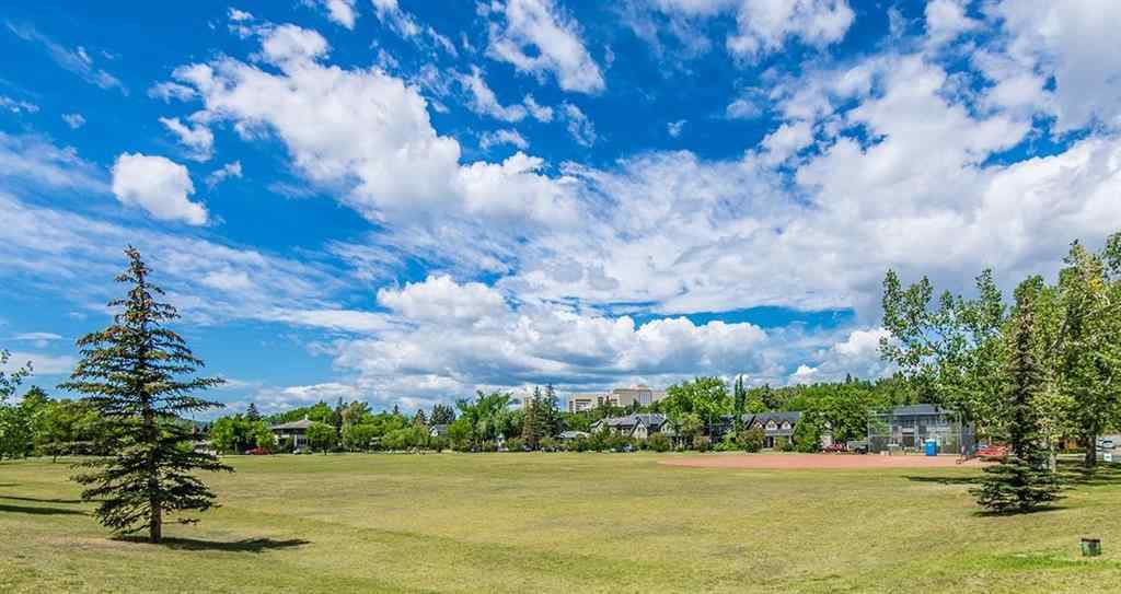MLS® A2258709 - 450 25 Street NW in West Hillhurst Calgary, Residential