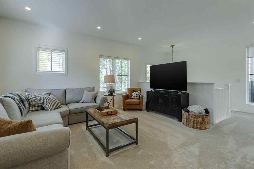 MLS® A2258709 - 450 25 Street NW in West Hillhurst Calgary, Residential