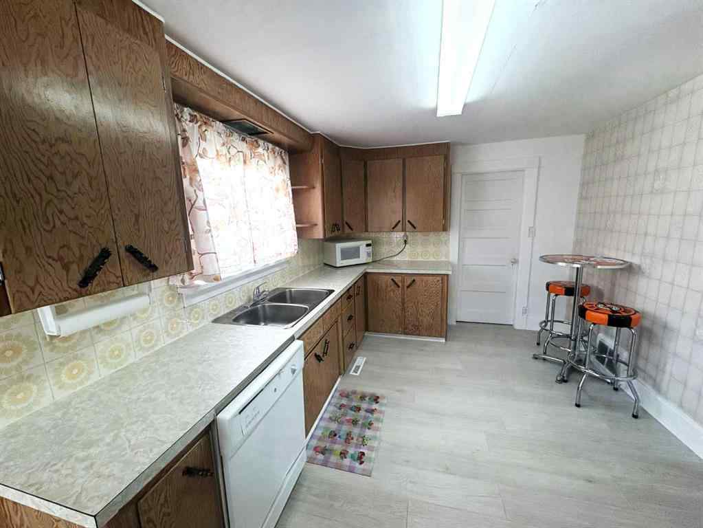 MLS® A2258775 - 220 LADY VIVIAN Avenue W in Galahad Galahad, Residential