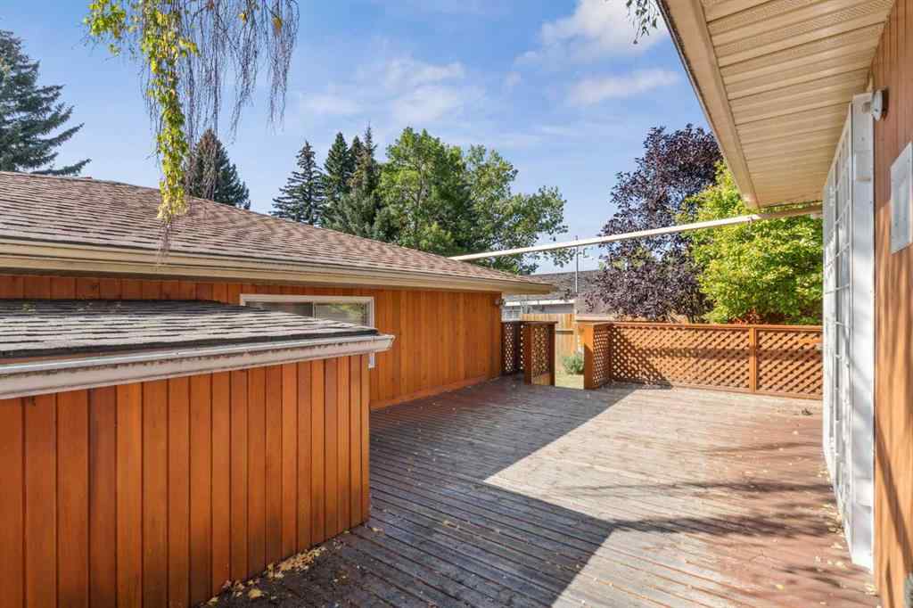 MLS® A2258794 - 5031 Vienna Drive NW in Varsity Calgary, Residential