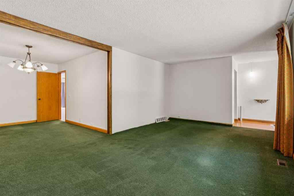 MLS® A2258794 - 5031 Vienna Drive NW in Varsity Calgary, Residential