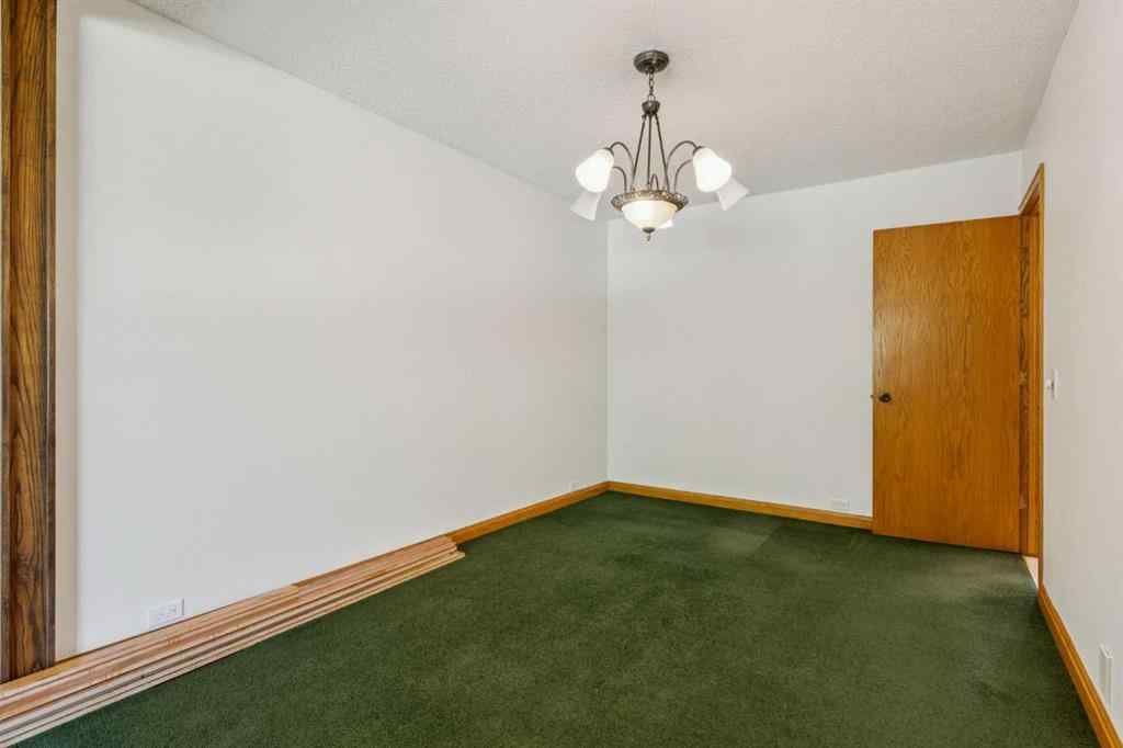 MLS® A2258794 - 5031 Vienna Drive NW in Varsity Calgary, Residential