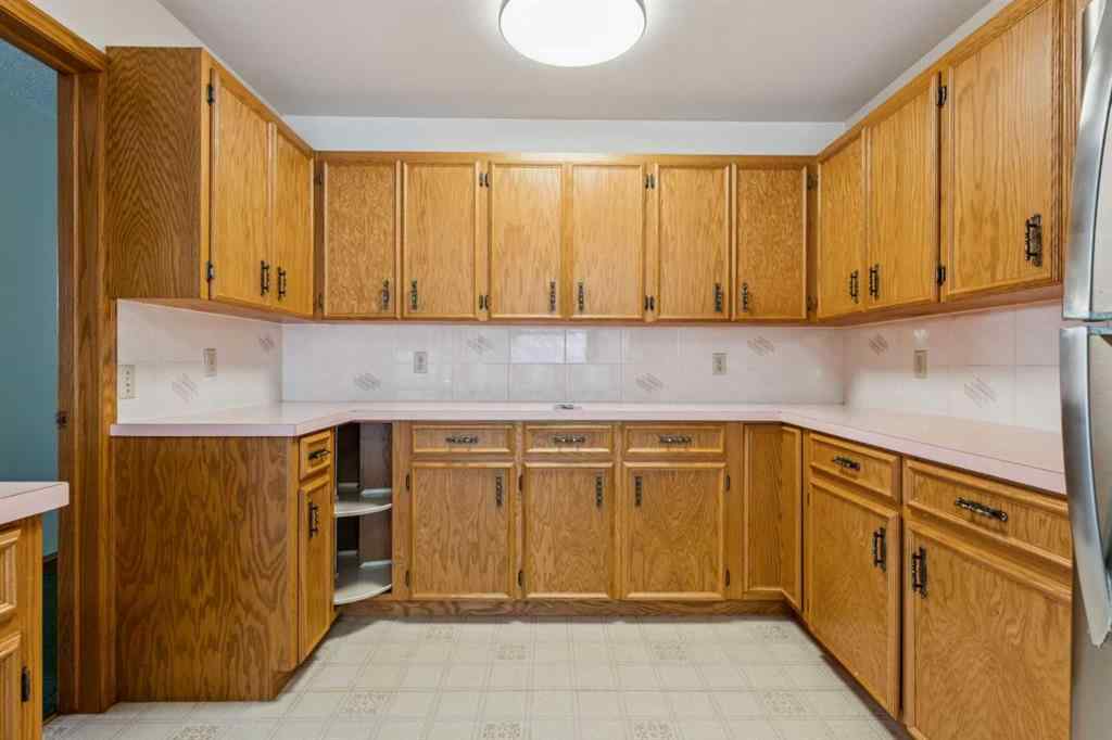 MLS® A2258794 - 5031 Vienna Drive NW in Varsity Calgary, Residential