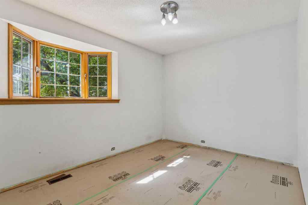 MLS® A2258794 - 5031 Vienna Drive NW in Varsity Calgary, Residential