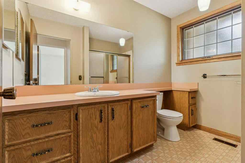 MLS® A2258794 - 5031 Vienna Drive NW in Varsity Calgary, Residential