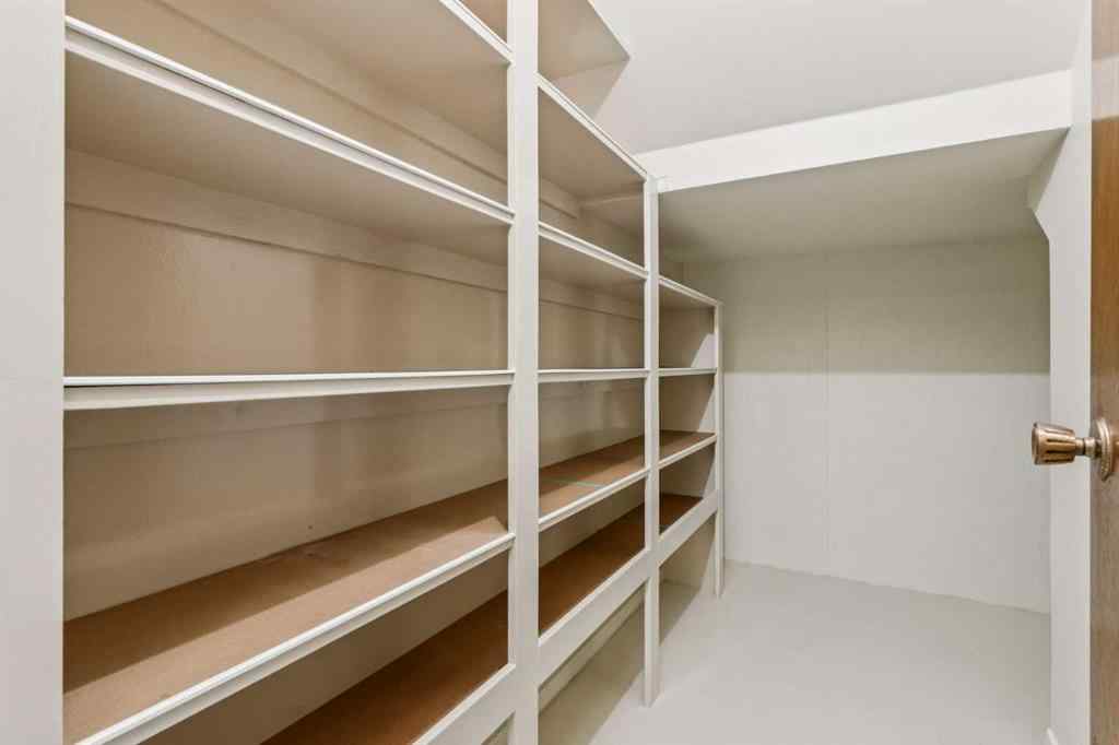 MLS® A2258794 - 5031 Vienna Drive NW in Varsity Calgary, Residential