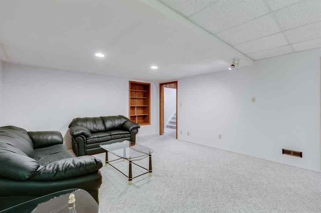 MLS® A2258834 - 251 Pineland Place NE in Pineridge Calgary, Residential