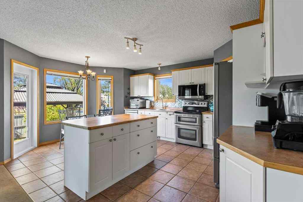 MLS® A2258869 - 10 Douglas Glen Crescent SE in Douglasdale/Glen Calgary, Residential