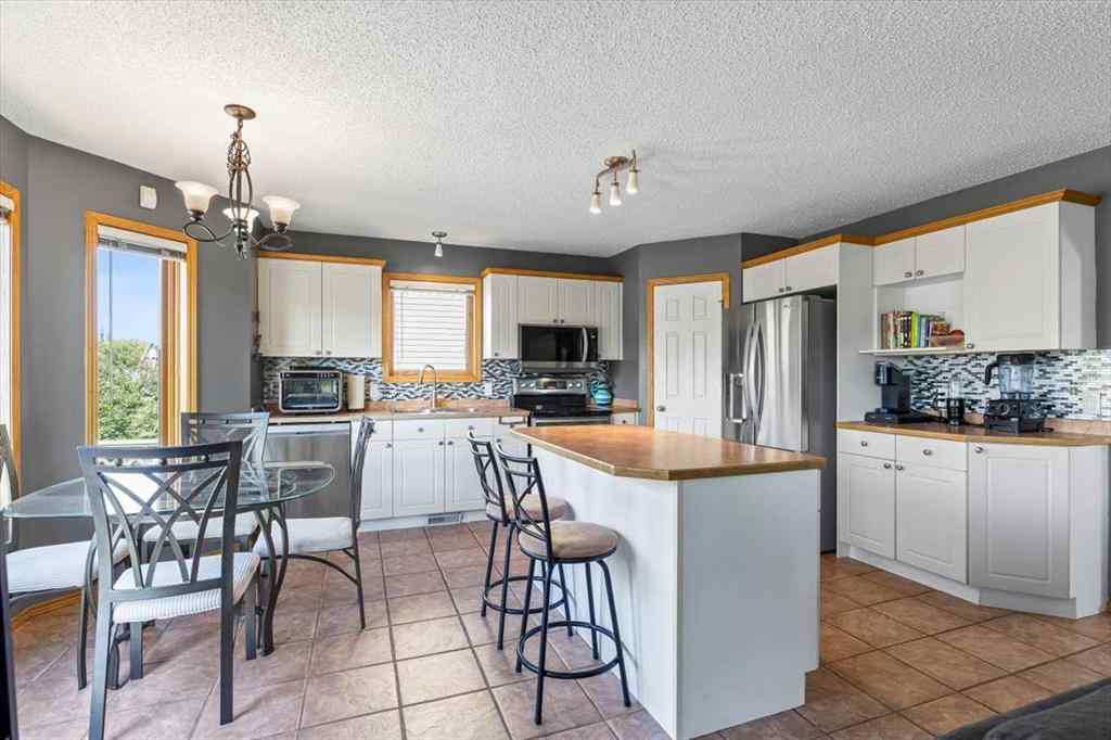 MLS® A2258869 - 10 Douglas Glen Crescent SE in Douglasdale/Glen Calgary, Residential