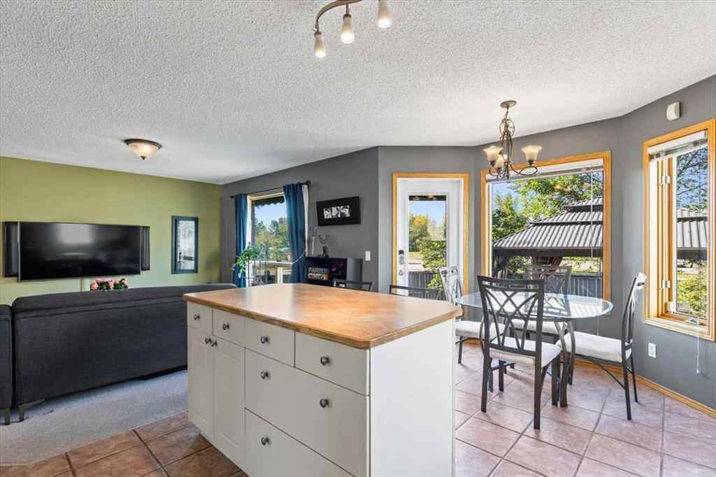 MLS® A2258869 - 10 Douglas Glen Crescent SE in Douglasdale/Glen Calgary, Residential