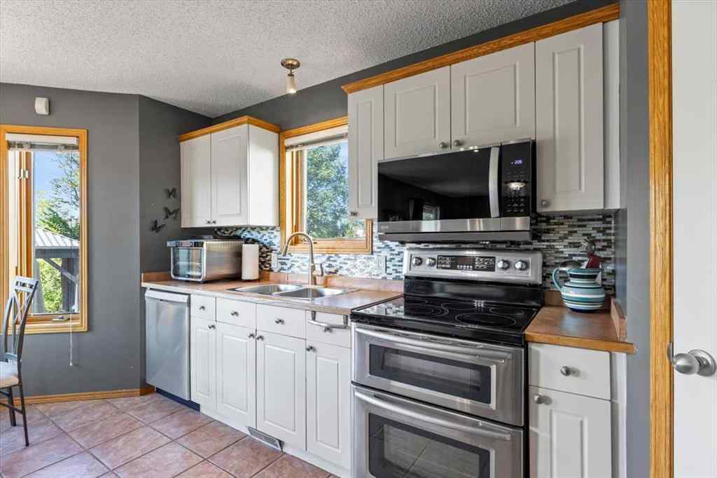 MLS® A2258869 - 10 Douglas Glen Crescent SE in Douglasdale/Glen Calgary, Residential