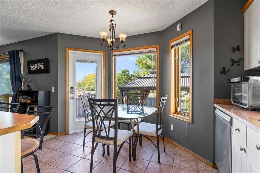 MLS® A2258869 - 10 Douglas Glen Crescent SE in Douglasdale/Glen Calgary, Residential