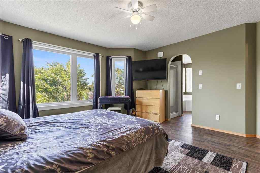 MLS® A2258869 - 10 Douglas Glen Crescent SE in Douglasdale/Glen Calgary, Residential