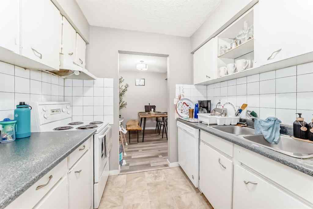 MLS® A2258892 - 4611 50 Street  in Parkvale Red Deer, Multi-Family