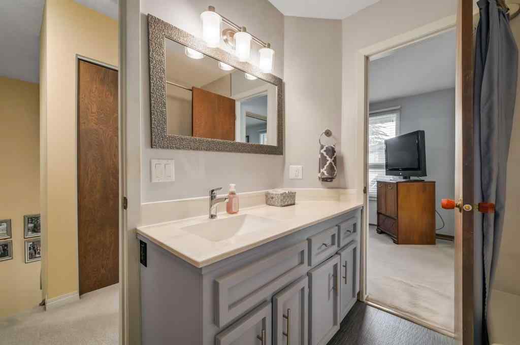 MLS® A2258963 - Unit #4 10910 Bonaventure Drive  in Willow Park Calgary, Residential