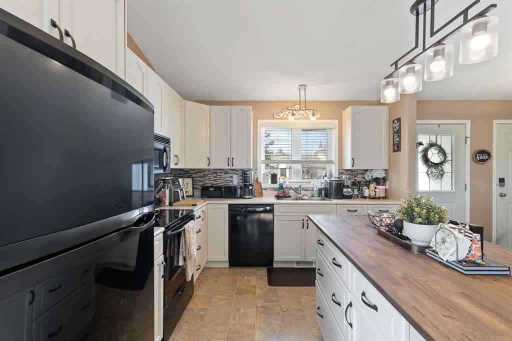 MLS® A2259014 - 2301 52 Avenue  in College Park Lloydminster, Residential