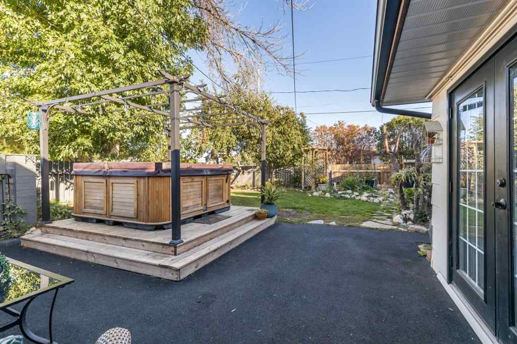 MLS® A2259084 - 1499 10 Avenue NE in Northeast Crescent Heights Medicine Hat, Residential