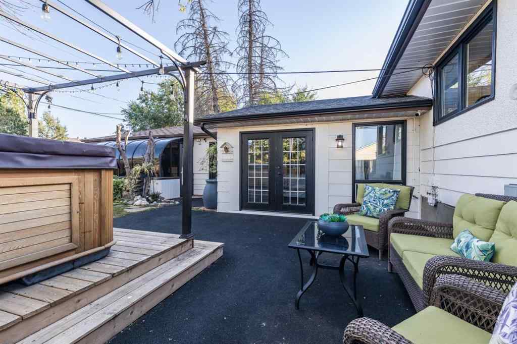 MLS® A2259084 - 1499 10 Avenue NE in Northeast Crescent Heights Medicine Hat, Residential