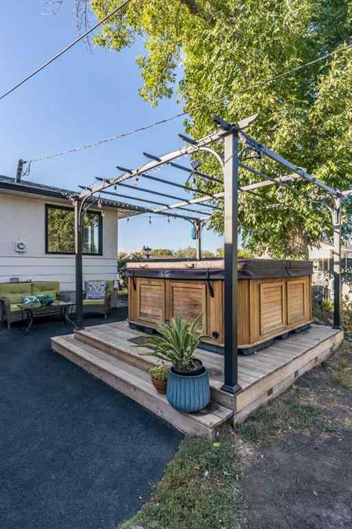 MLS® A2259084 - 1499 10 Avenue NE in Northeast Crescent Heights Medicine Hat, Residential