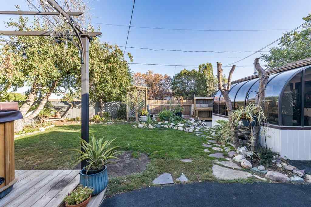 MLS® A2259084 - 1499 10 Avenue NE in Northeast Crescent Heights Medicine Hat, Residential