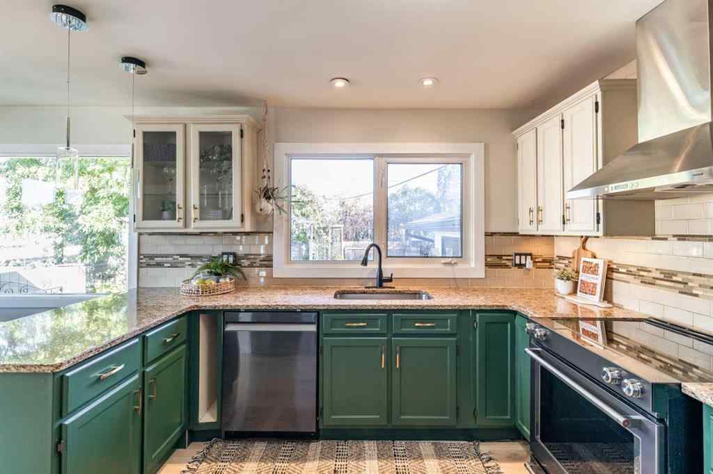 MLS® A2259084 - 1499 10 Avenue NE in Northeast Crescent Heights Medicine Hat, Residential