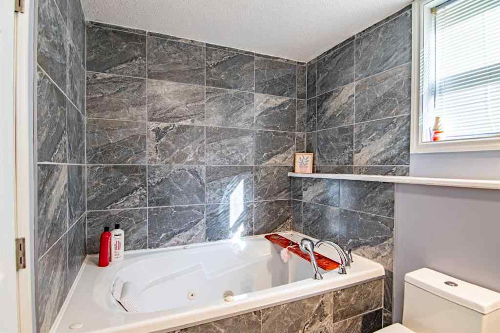 MLS® A2259122 - 5836 Park Street  in Panorama Estates Blackfalds, Residential